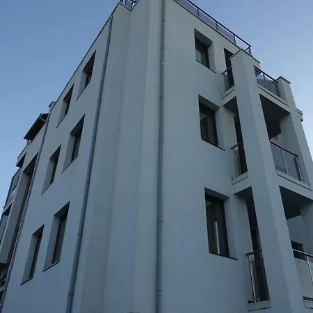 Apartment Enis със закрит и отоплен минерален басейн *