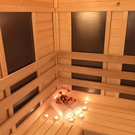 Enis със закрит и отоплен минерален басейн Apartment