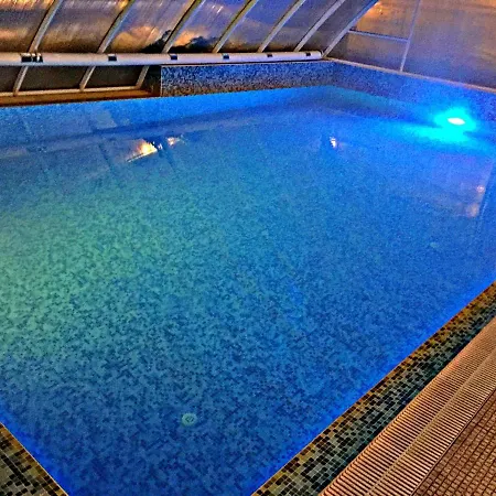 Enis със закрит и отоплен минерален басейн