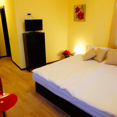 Apartment Enis със закрит и отоплен минерален басейн