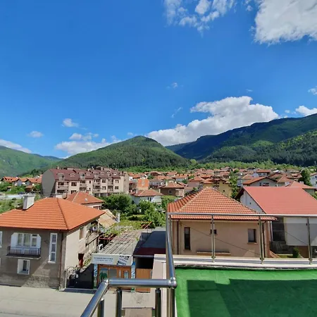 Enis със закрит и отоплен минерален басейн