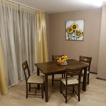 Enis със закрит и отоплен минерален басейн Apartment