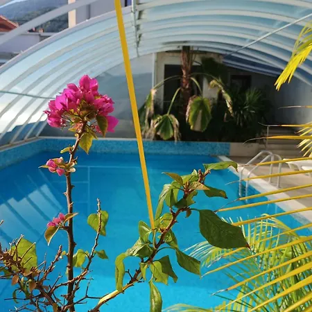 Enis със закрит и отоплен минерален басейн Apartment *