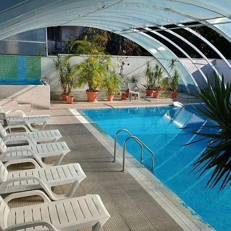 Enis със закрит и отоплен минерален басейн