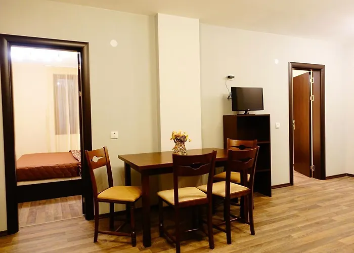 아파트 Enis със закрит и отоплен минерален басейн 사파레바바냐