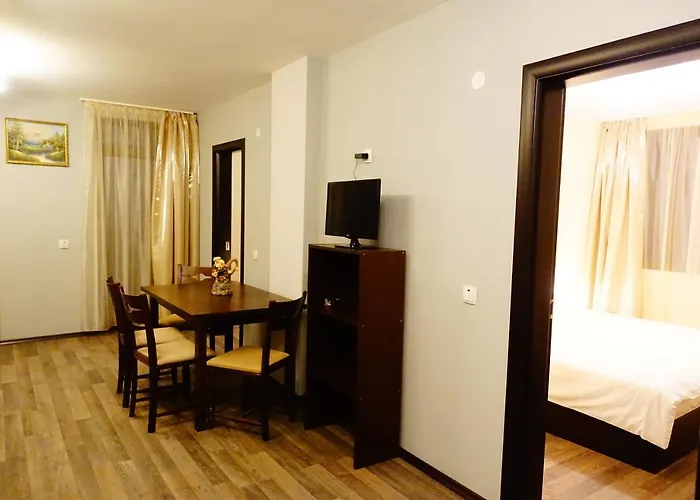 Enis със закрит и отоплен минерален басейн 사파레바바냐