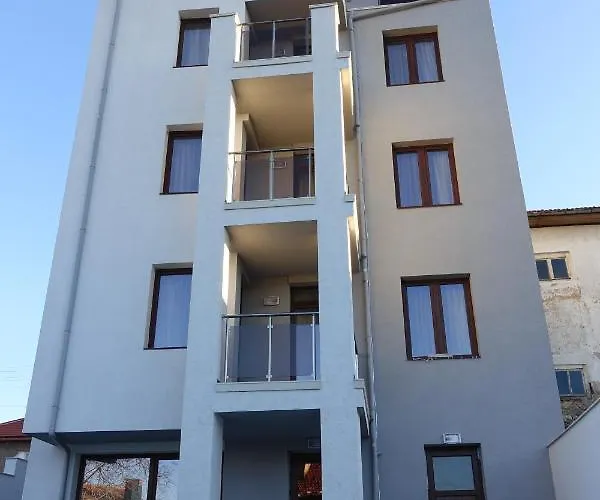 아파트 Enis със закрит и отоплен минерален басейн 사파레바바냐