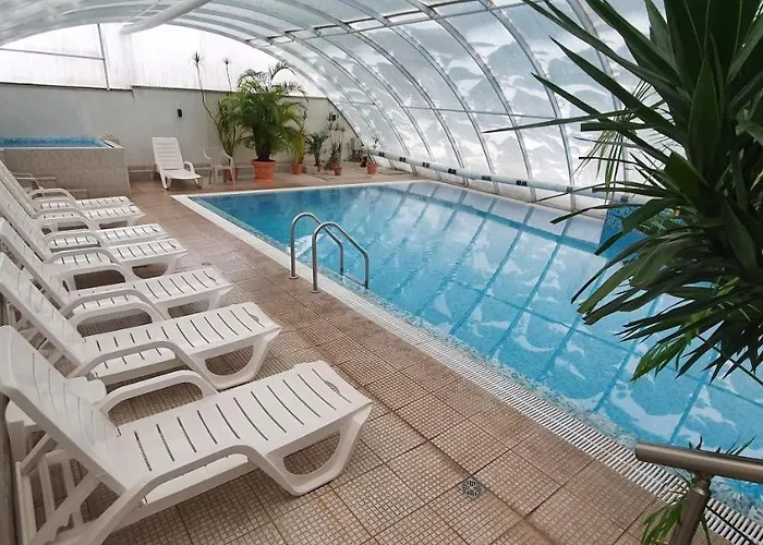 Enis със закрит и отоплен минерален басейн