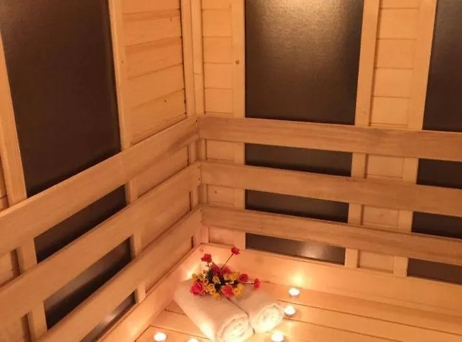 Enis със закрит и отоплен минерален басейн 아파트