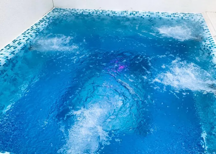 Enis със закрит и отоплен минерален басейн *