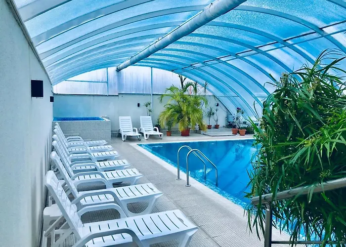 Enis със закрит и отоплен минерален басейн