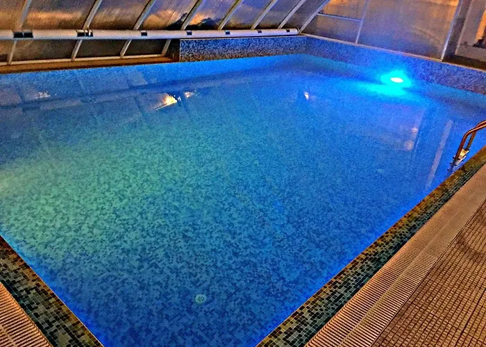 Enis със закрит и отоплен минерален басейн