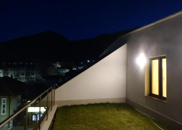 Enis със закрит и отоплен минерален басейн 아파트 사파레바바냐