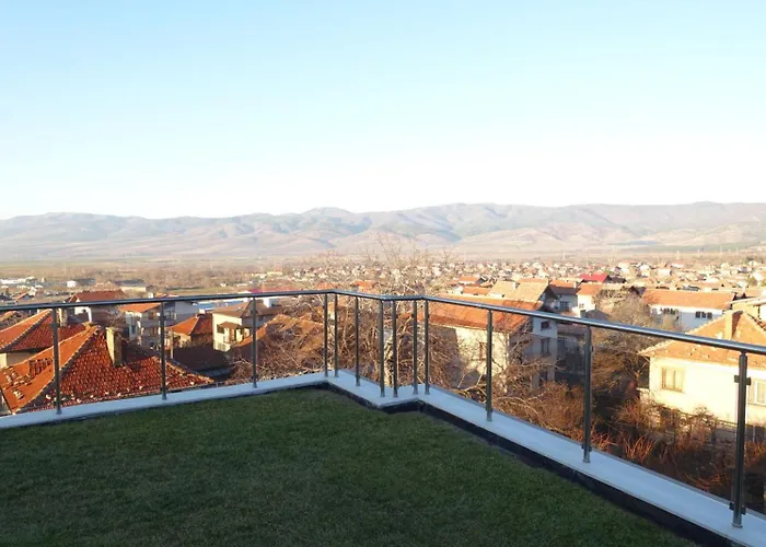 Enis със закрит и отоплен минерален басейн * 사파레바바냐