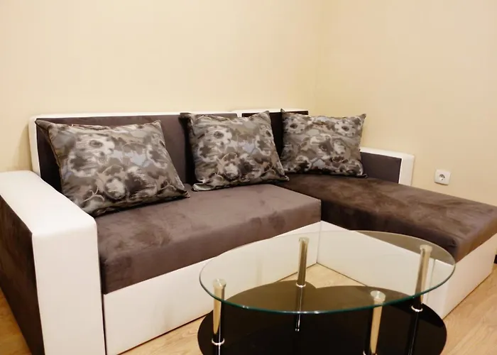 Enis със закрит и отоплен минерален басейн 사파레바바냐