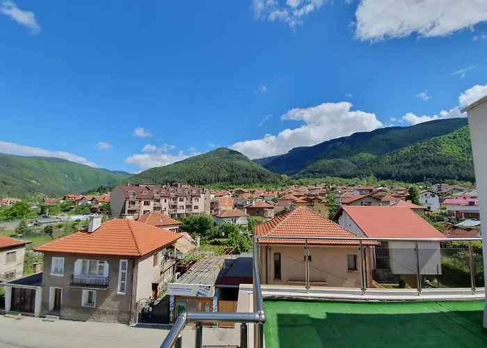 Enis със закрит и отоплен минерален басейн