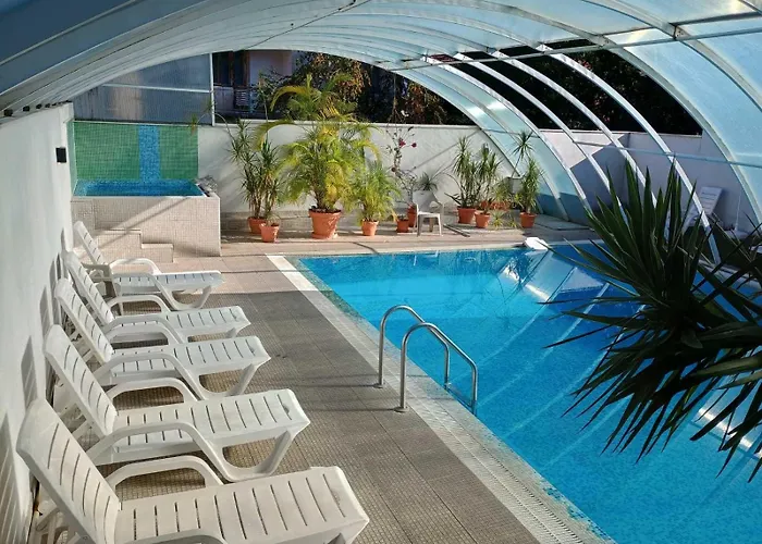 Enis със закрит и отоплен минерален басейн