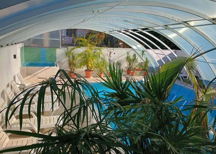 Enis със закрит и отоплен минерален басейн 아파트