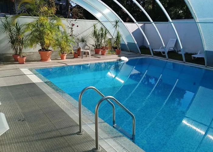 Enis със закрит и отоплен минерален басейн