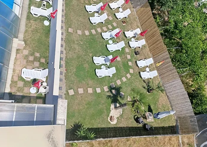 Enis със закрит и отоплен минерален басейн 사파레바바냐